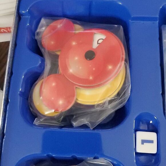 NIB DISNEY PICTOPIA GAME - Picture 4 of 7